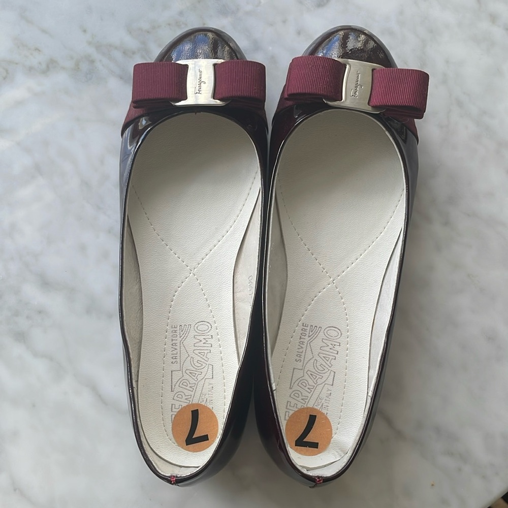 SALVATORE FERRAGAMO VARINA BALLET FLATS IN BURGUNDY